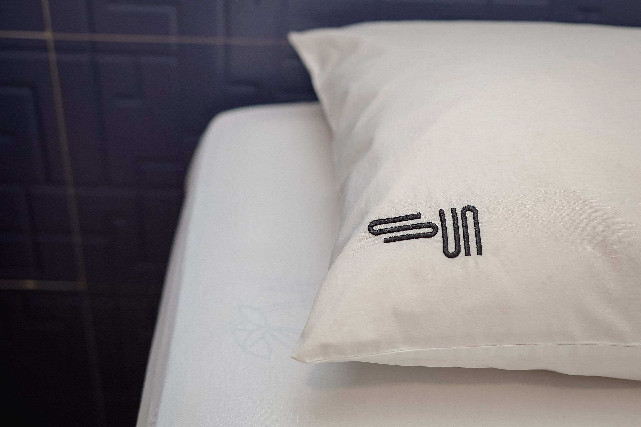 Un almohada de diseño minimalista sobre una cama.