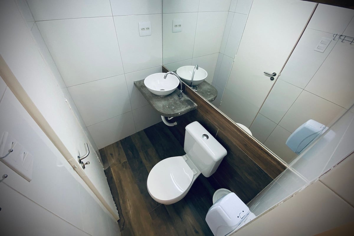 Basic Apartment | Bathroom