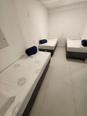 基础三人房 | 免费 WiFi