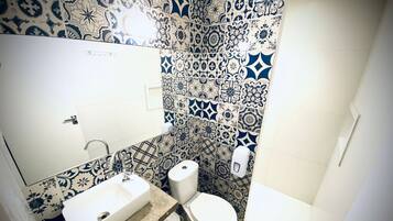 Quarto casal básico | Banheiro