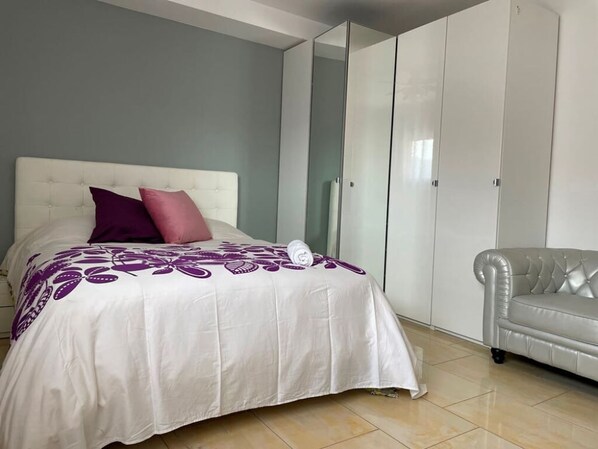 1 slaapkamer, een strijkplank/strijkijzer, wifi, beddengoed