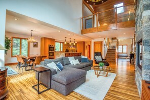 TV connectée, cheminée, livres