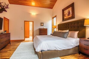 5 bedrooms, desk, iron/ironing board, WiFi - Unique Jackson's Jewel! (Jackson)