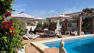 Una piscina al aire libre, una piscina climatizada