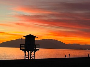 Ubicación cercana a la playa, tumbonas y toallas de playa