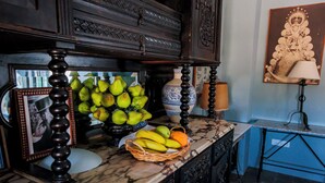 A marble countertop with a fruit bowl, a decorative vase, and a framed picture. - HN Romero 18 (Almonte)