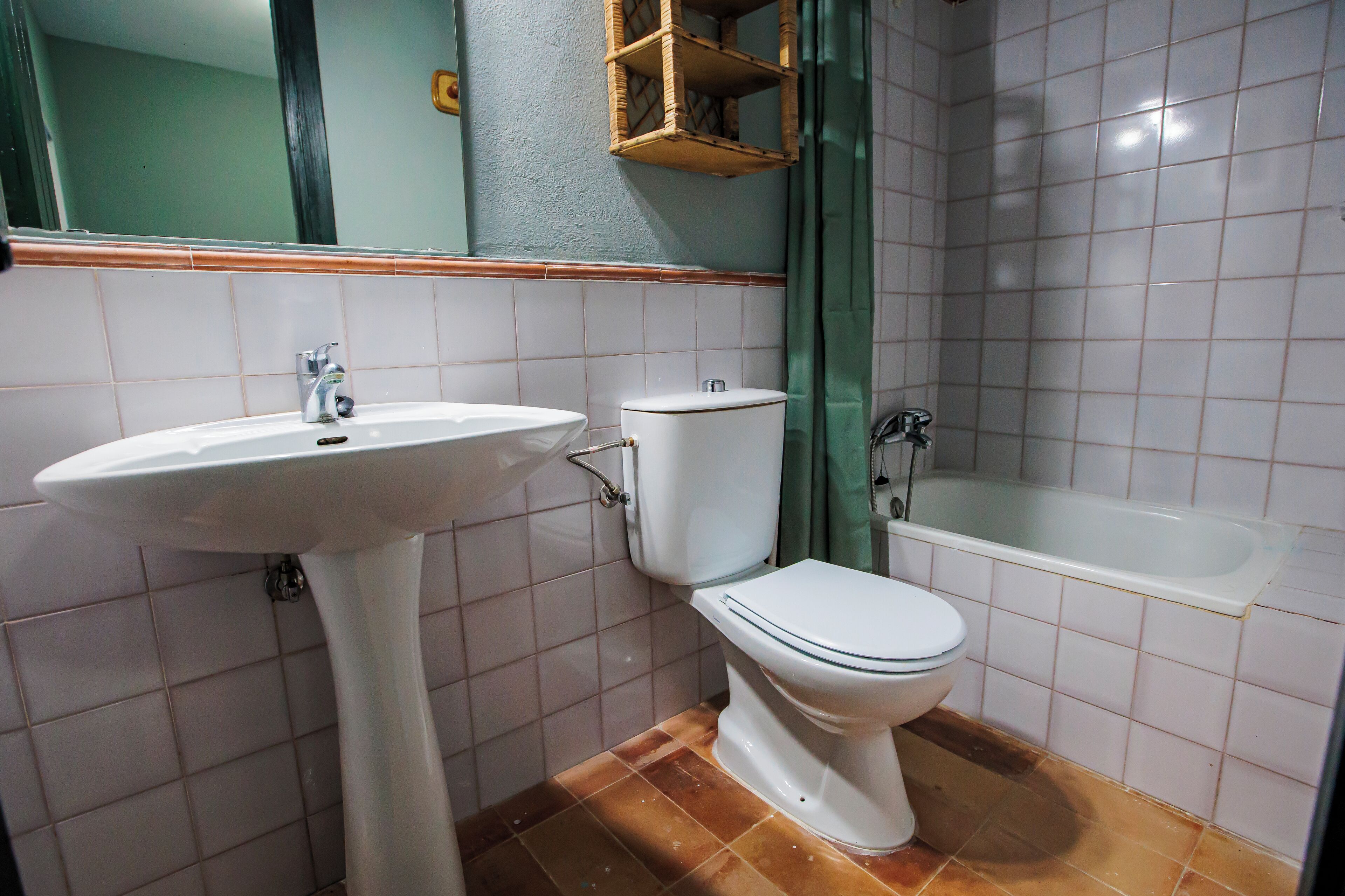 Un bagno con lavandino, WC e vasca bianca.
