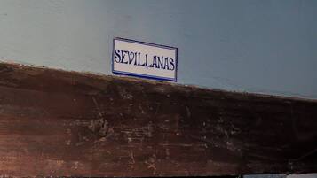 Un letrero con el nombre "SEVILLANAS" en la fachada de un edificio.