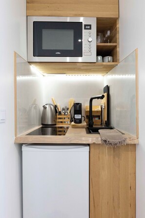 Microwave, oven, stovetop - Studio, 200 m de la Plage et à Proximité du Centre du Village de Saint Tropez (Ramatuelle)