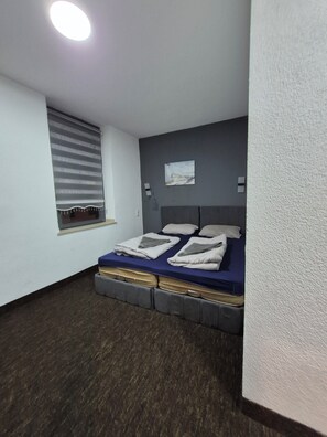Soundproofing, free WiFi, bed sheets - Duisburger Hostel (Duisburg)