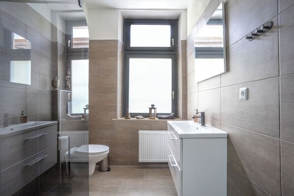 Shower - Duisburger Hostel (Duisburg)