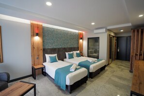 Habitación estándar con 1 cama matrimonial o 2 individuales, vista a la alberca | Escritorio, espacio para trabajar con laptop y wifi gratis