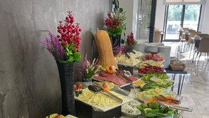 A buffet with various food items and fresh salads. - Çelik Thermal & Spa (Denizli)