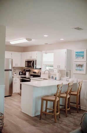 Geladeira, micro-ondas, fogão, cooktop