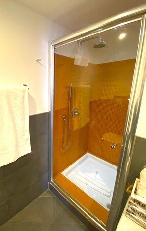 Căn hộ Superior | Phòng tắm | Đồ dùng nhà tắm miễn phí, máy sấy tóc, khăn tắm, giấy vệ sinh 