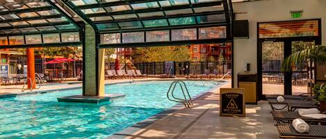 Una piscina techada, una piscina climatizada