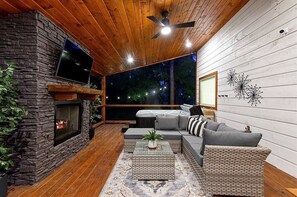 Interior - HopSquatch: Air Hockey, Hot Tub, Games, Fire Pit, Pet-Friendly, Family-Oriented (Broken Bow)