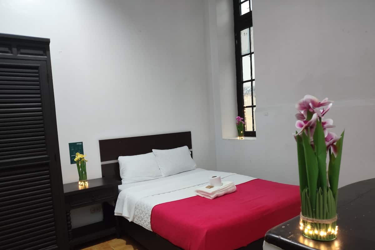 Quarto básico, 1 cama Queen, para fumantes | 1 quarto, Wi-Fi de cortesia, roupa de cama