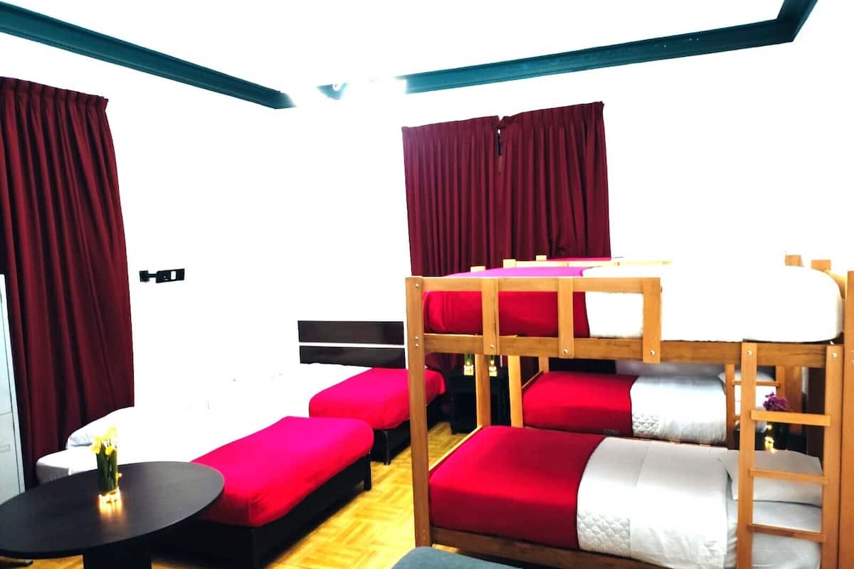 Dormitório compartilhado clássico, somente para mulheres, varanda | 1 quarto, Wi-Fi de cortesia, roupa de cama