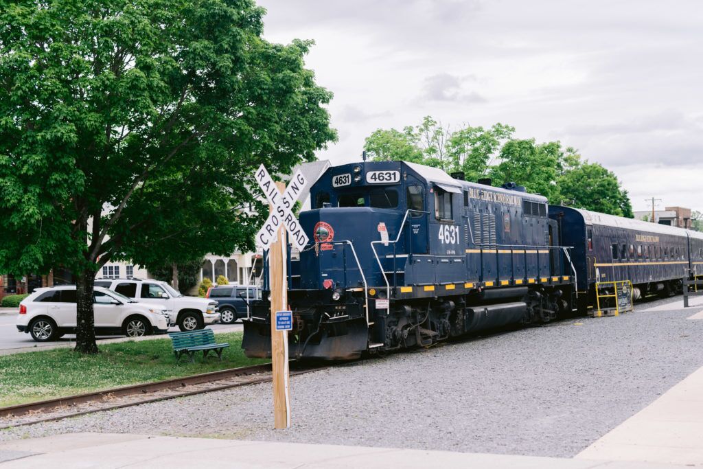 A train with the number 4631 at a railway crossing.