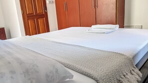 3 bedrooms, desk, iron/ironing board, travel crib