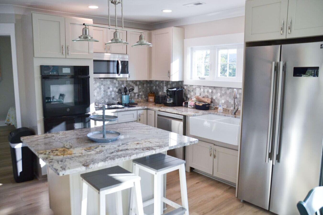 Réfrigérateur, four à micro-ondes, un four, surface de cuisson