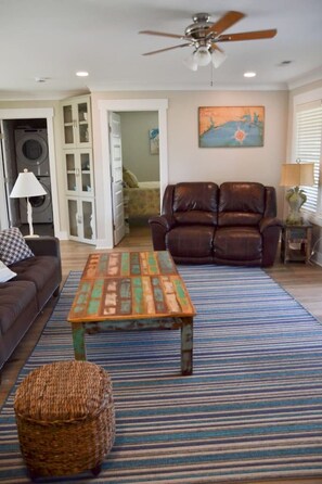 TV - 4BR Soundfront cottage |Private Dock|Fishing| (Davis)