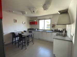 Fridge, oven, stovetop, dishwasher - Villa de Plain-pied, Idéalement Située sur Carnon, à Quelques pas de la Plage ! (Mauguio)