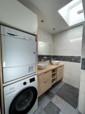 Hair dryer, toilet paper - Villa de Plain-pied, Idéalement Située sur Carnon, à Quelques pas de la Plage ! (Mauguio)