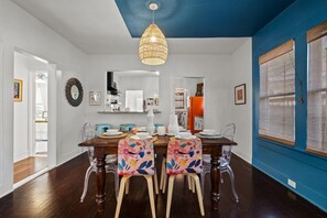 House | 3 bedrooms - Gorgeous Artistic Fully Fenced Home Near Downtown (San Antonio)