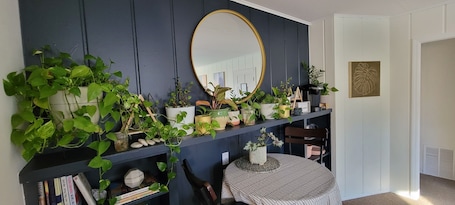 Dining. >> Garden Suite << Zoo \ Walking Paths \ Downtown \ Parks \ SportsOne Complex