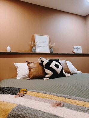 2 bedrooms, iron/ironing board, WiFi, bed sheets