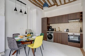 Kühlschrank, Mikrowelle, Ofen, Wasserkocher mit Kaffee-/Teezubehör