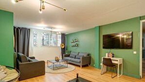 Ein modernes Wohnzimmer mit einer Couch, einem Couchtisch und einem Essbereich mit Tisch und Stühlen.