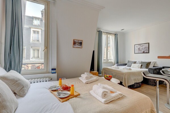 Iron/ironing board, WiFi, bed sheets - 693 Suite Anita - Superb apartment in Paris (Paris 08 Élysée)