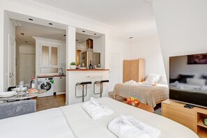 Iron/ironing board, WiFi, bed sheets