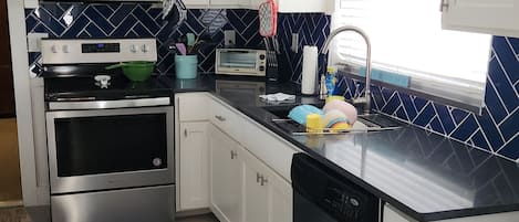 Frigorífico, microondas, horno y placa de cocina