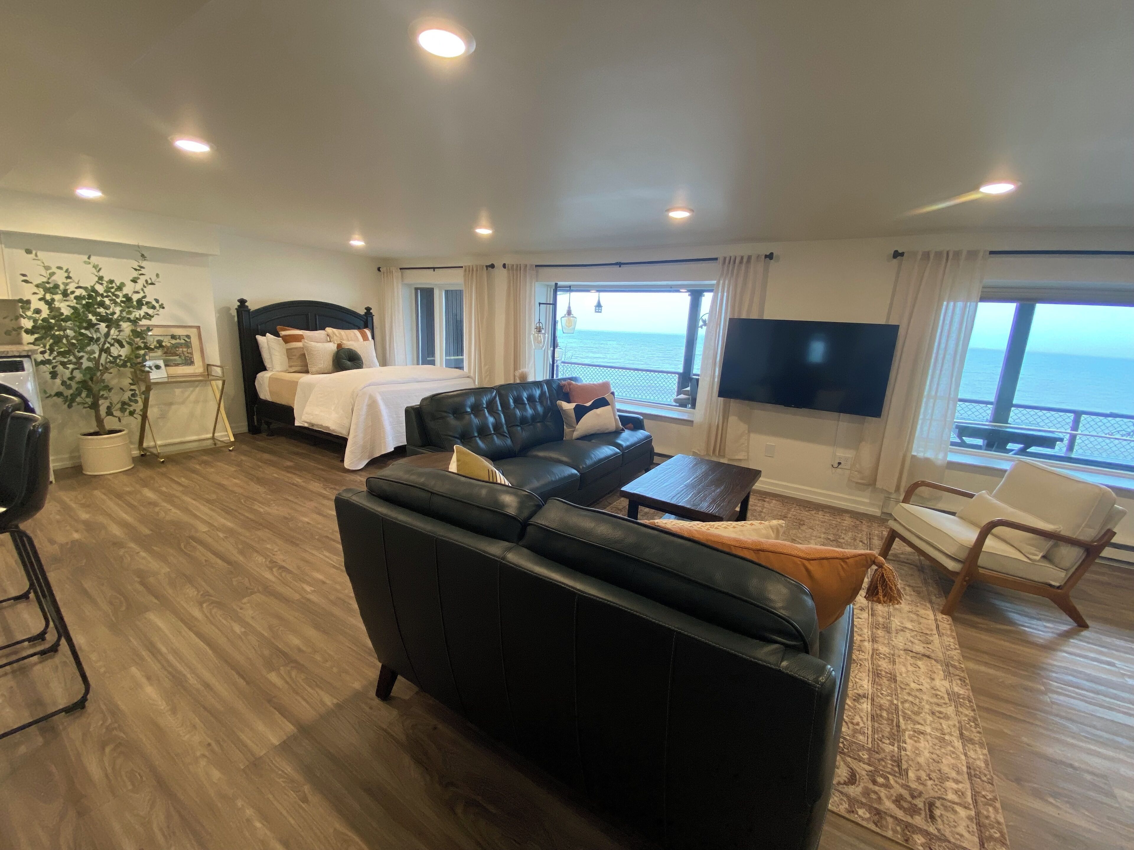 Tabla de planchar con plancha, wifi gratis y ropa de cama 