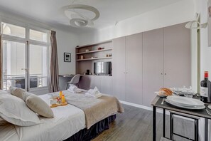 Iron/ironing board, WiFi, bed sheets