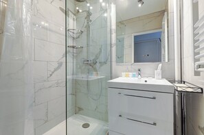 Dusche, Haartrockner, Handtücher