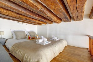 Internet, bed sheets - 378 Suite Verrerie - Superb studio in Paris (Paris 04 Hôtel-de-Ville)