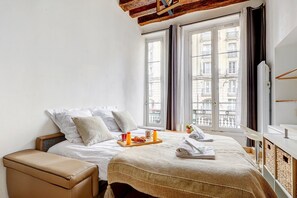 Internet, bed sheets - 378 Suite Verrerie - Superb studio in Paris (Paris 04 Hôtel-de-Ville)