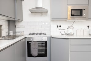 Refrigerador, microondas, horno, placa de cocina