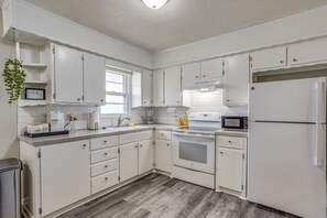 Fridge, microwave, oven, stovetop - Andover Abode - sleeps 6 (Andover)