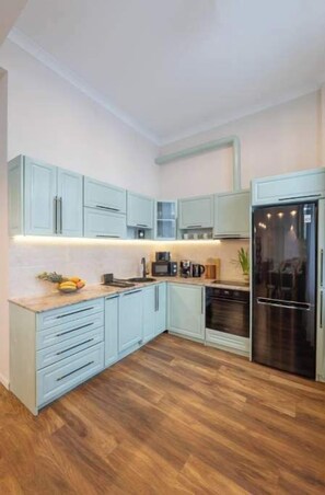 Fridge, microwave, oven, stovetop - Secret Haven Parisian Style With Parking (Sofia)