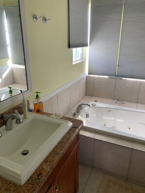 Whirlpool, Handtücher, Seife, Toilettenpapier