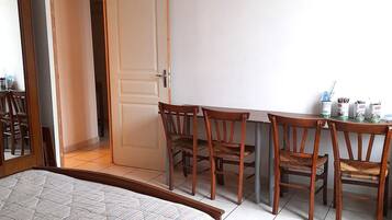 3 bedrooms, desk, iron/ironing board, bed sheets