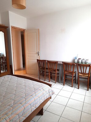 3 chambres, bureau, fer et planche à repasser, draps fournis