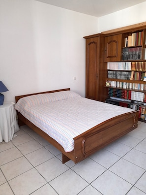 3 Schlafzimmer, Schreibtisch, Bügeleisen/Bügelbrett, Bettwäsche