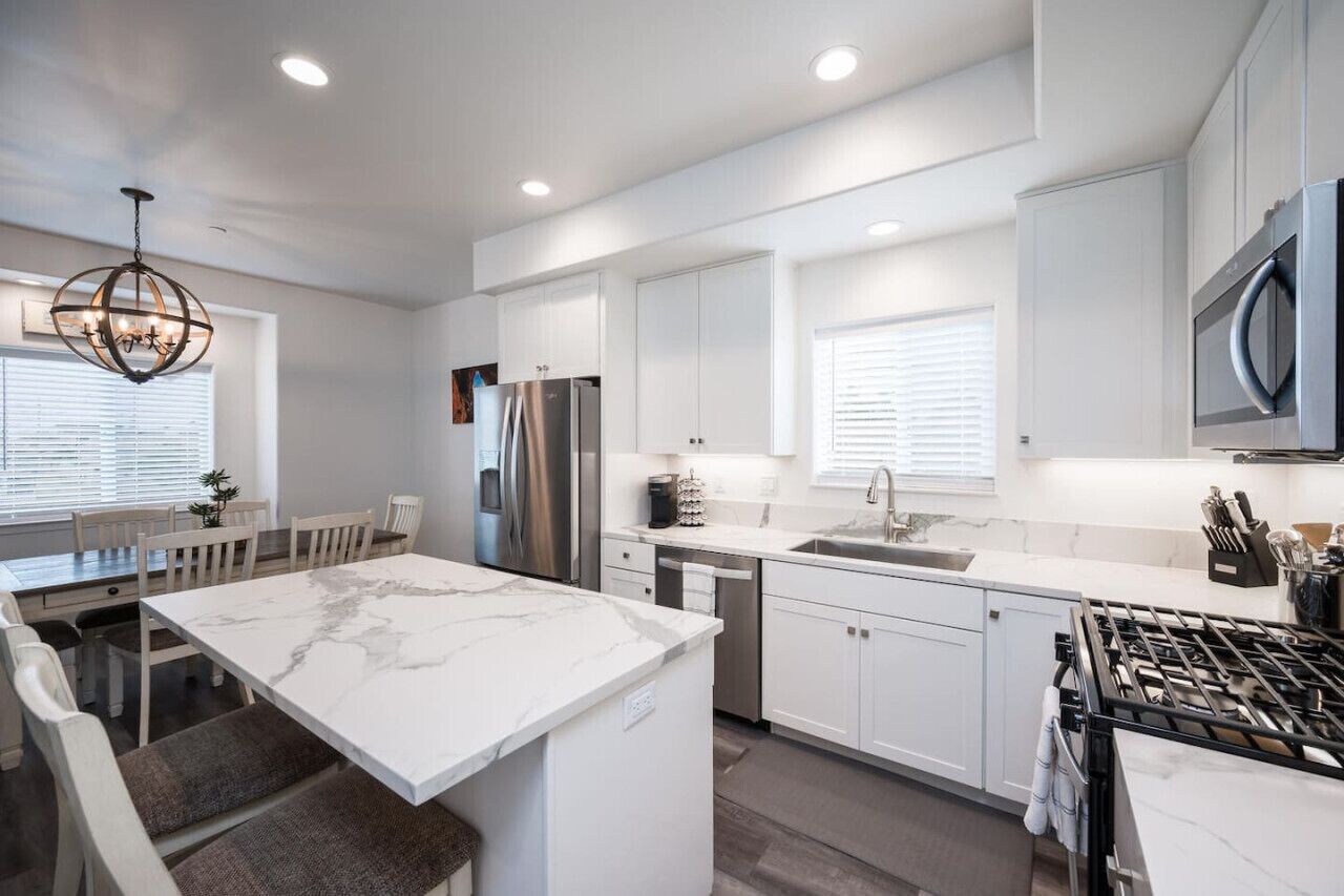 Frigorífico, microondas, horno y placa de cocina